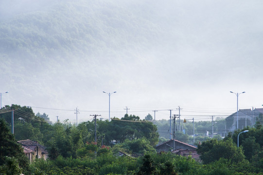 山脚下的村庄的早晨