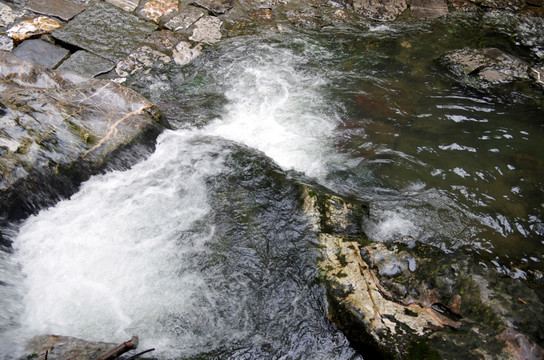 杭州飞来峰下溪水