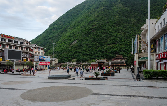 泸定县城广场 大渡河泸定桥