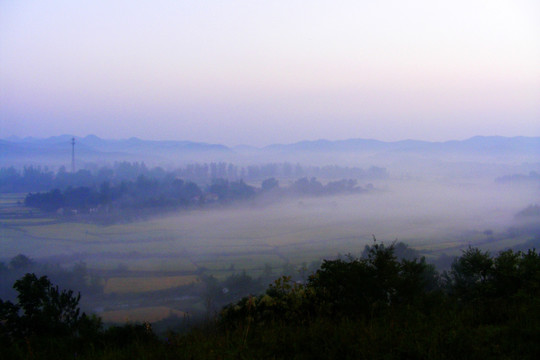 清晨 晨雾笼罩的山区