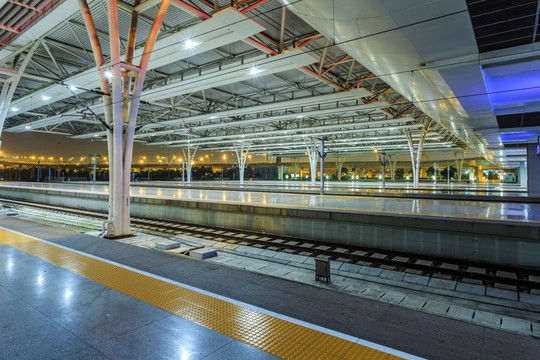 火车站台夜景