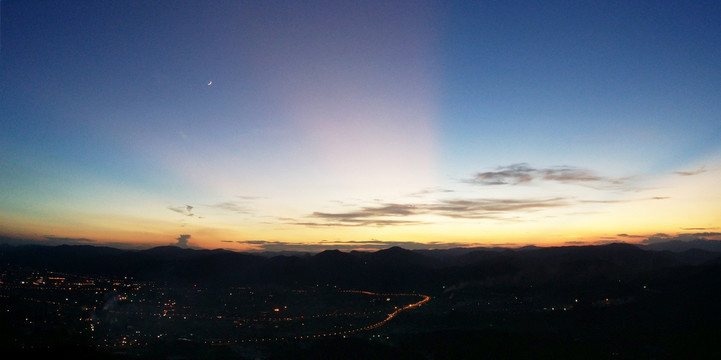 蓝色夜空落日霞光