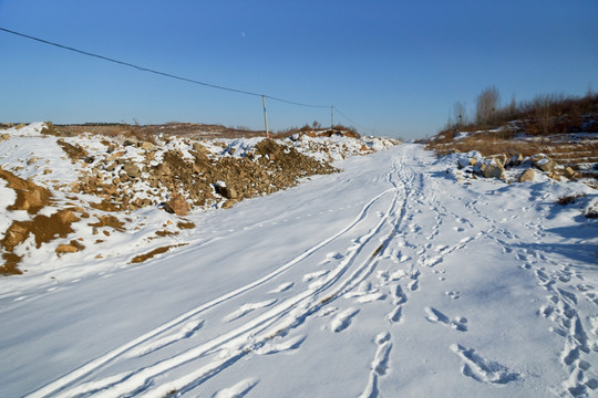 大雪覆盖的道路