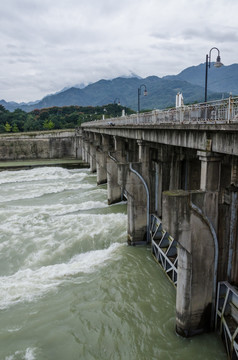 都江堰岷江大坝