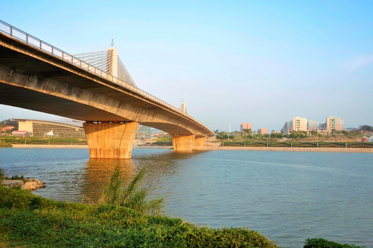 横跨江面的大桥