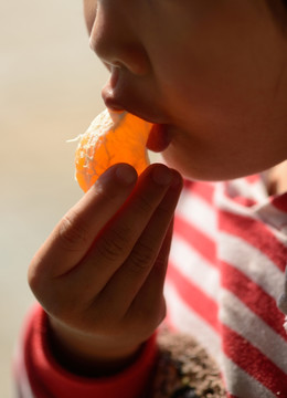 儿童吃橘子