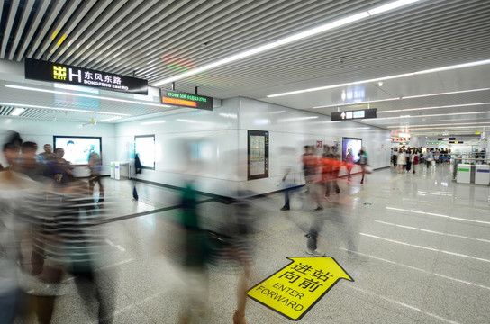 地铁换乘大厅通道