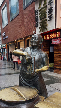 江汉路步行街街头雕塑热干面摊位