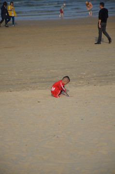海边玩沙子的孩子