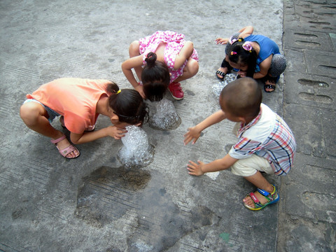 吹水泡的小顽童小孩子