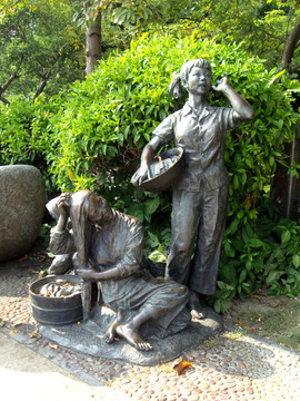 村妇洗衣洗头铜雕