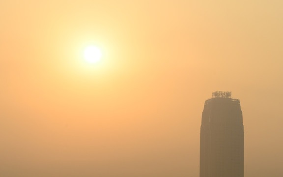 雾霾中的城市日出
