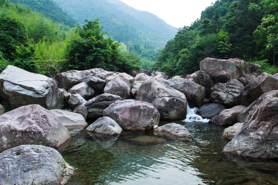 山中溪流清泉