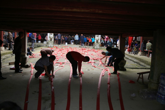 放鞭炮 喜事 聚会 祠堂 场景