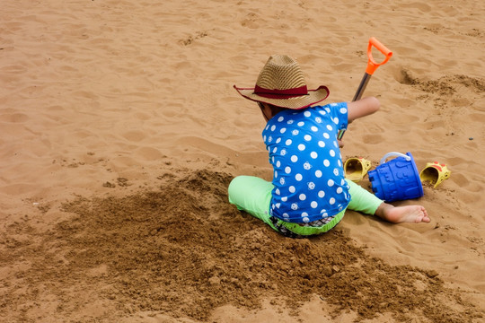 在沙漠里玩沙的孩子