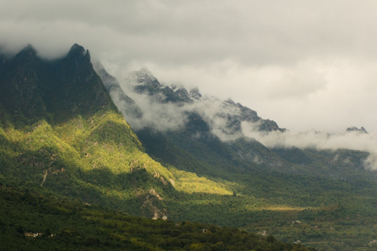 大美川西山峰云雾景观