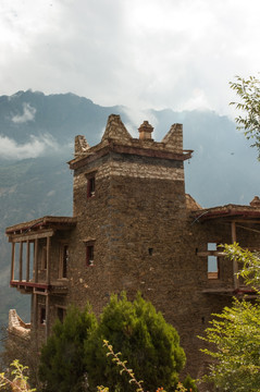 甲居著名碉楼式藏寨民居景观