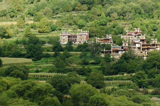 著名旅游风景甲居藏寨