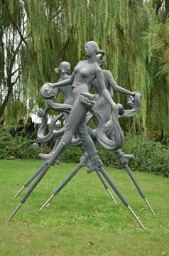 盛大节日踩高跷艺术雕塑