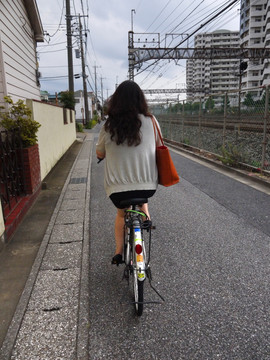 骑自行车 女人背影