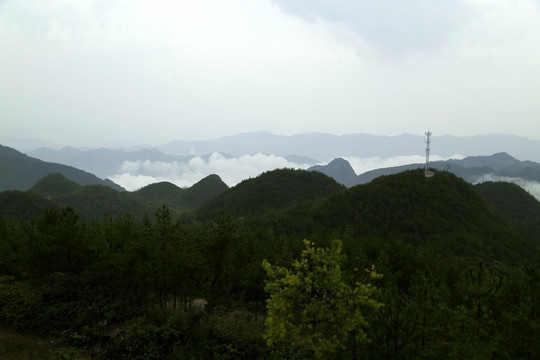 雨中山峦