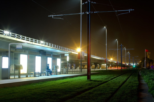 夜色中的有轨电车站