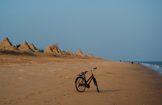 沙滩上的单车