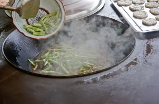 餐饮饮食 柴火鸡烹制