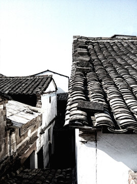 老房子屋顶黑白照