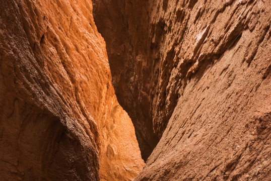 一线天 天山大峡谷 红色山崖