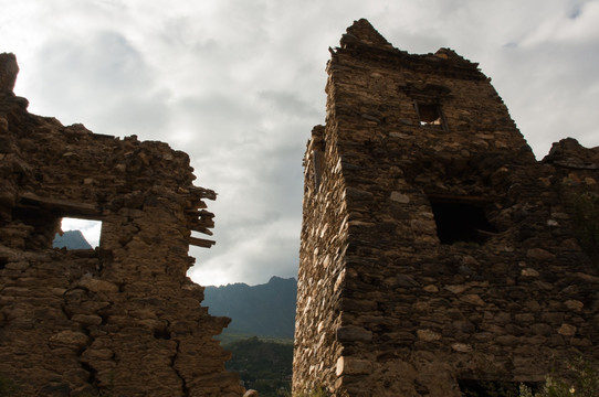 古代碉楼遗迹景观