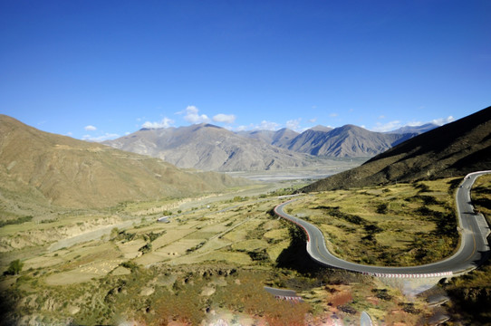 西藏自然风光和弯曲的道路