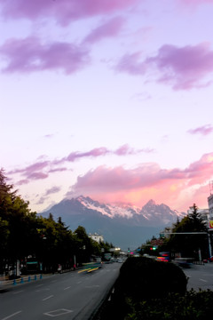 城市 雪山