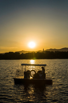 夕阳下的游船