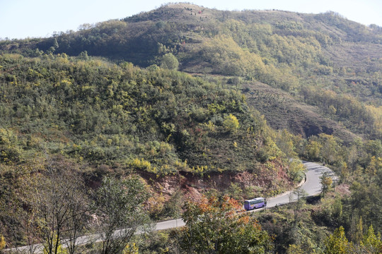 山区里的公路