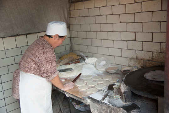东关古街的传统烤饼制作