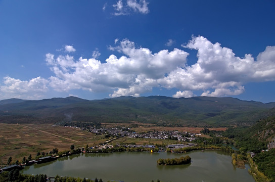 丽江观音峡蓝天白云风景