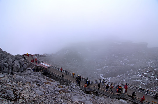 丽江玉龙雪山观景台阶云海全景