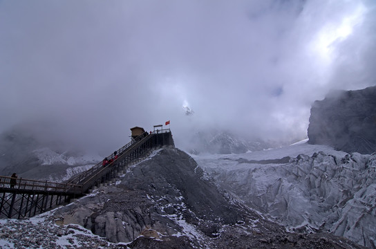 丽江玉龙雪山山顶云海观景平台