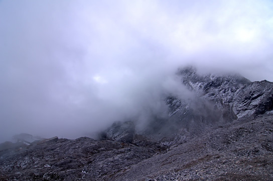 丽江玉龙雪山山顶冰川和云雾