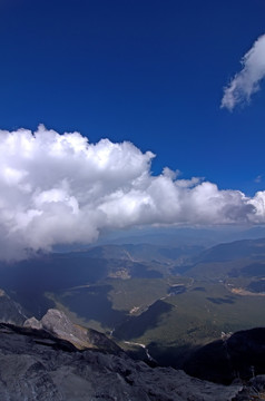 丽江玉龙雪山山顶鸟瞰竖幅全景