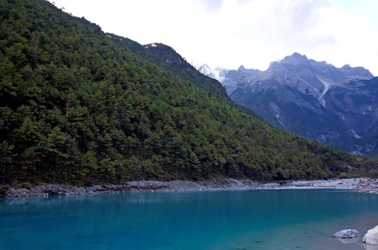 丽江玉龙雪山蓝月谷玉液湖全景