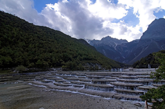 丽江玉龙雪山蓝月谷白水台全景