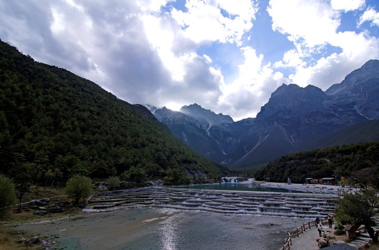 丽江玉龙雪山蓝月谷白水台全景