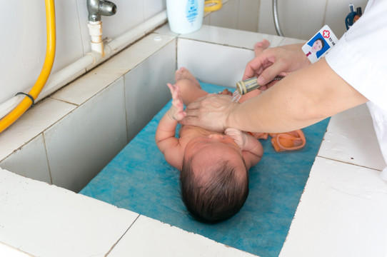 新生婴儿洗澡