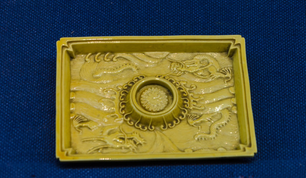 清代黄釉海水龙纹方瓷托盘