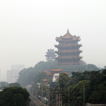 雾霾中远眺黄鹤楼景区