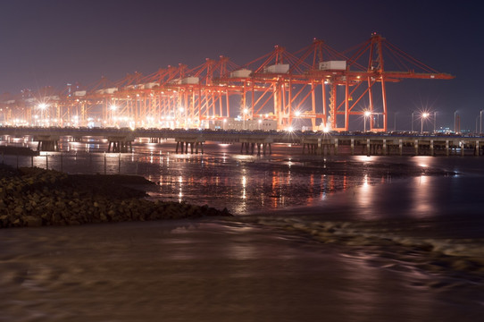 港口起重机夜景