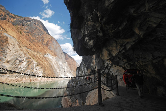 丽江虎跳峡栈道