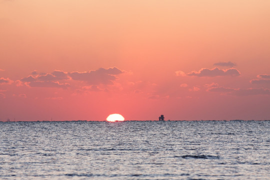 海上日出